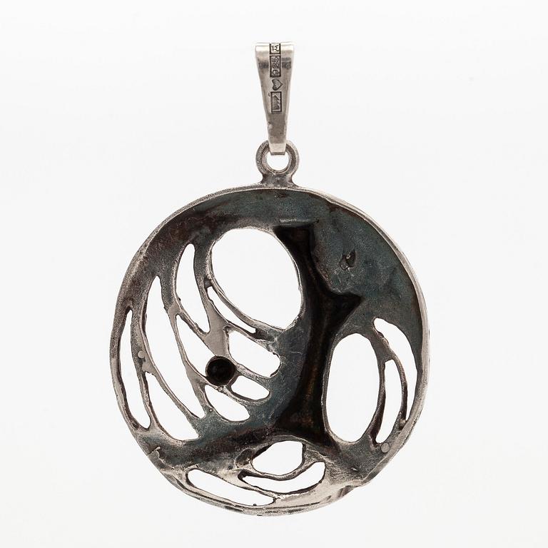 Karl Laine, hängen, "Spider web", 2 st, silver, Åbo 1970-tal.