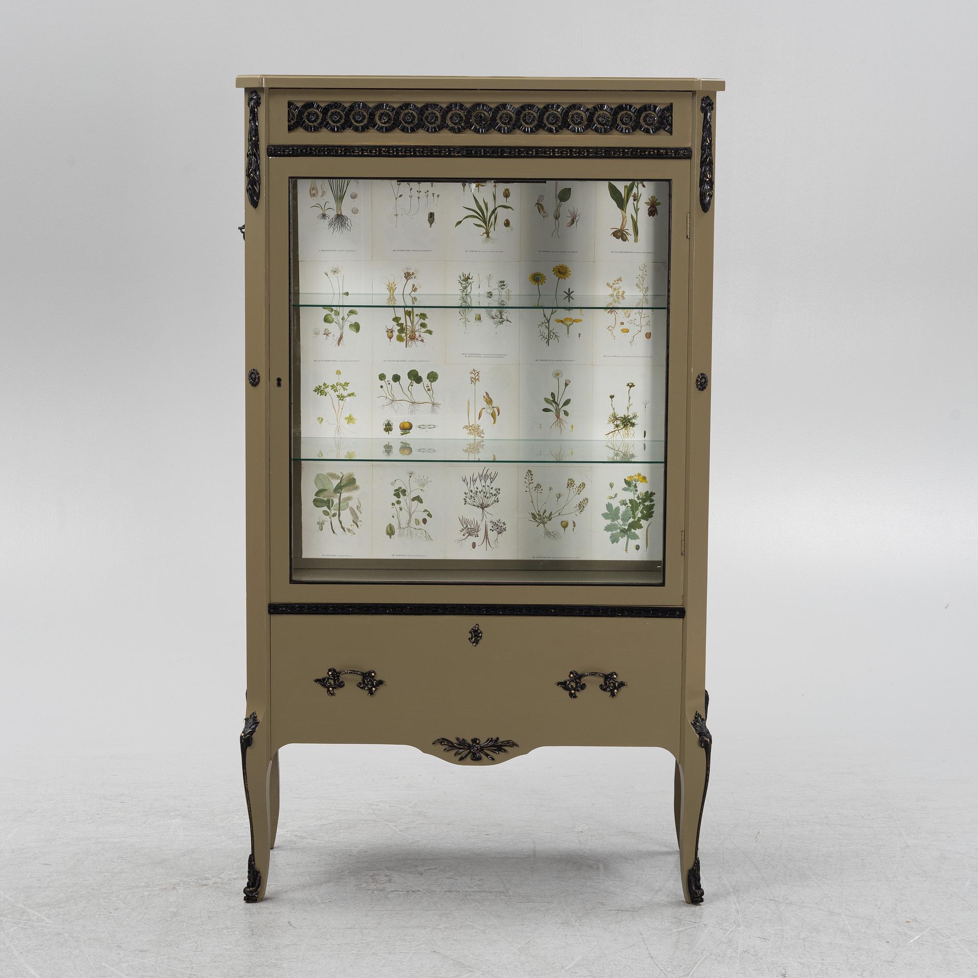 Vitrinskåp, 1900-talets mitt.