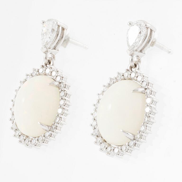 Örhängen 14K vitguld med opaler och  diamanter.