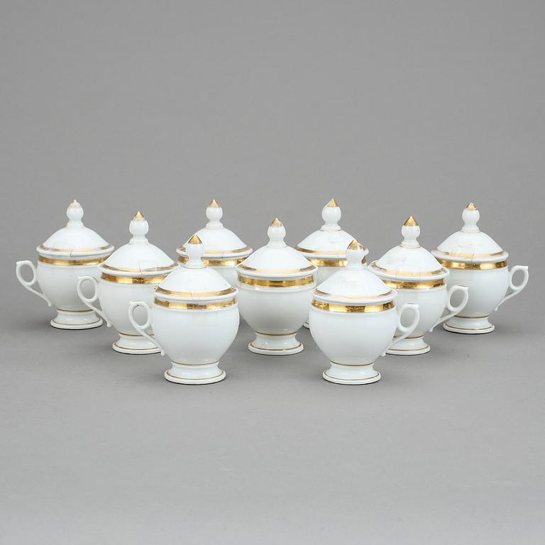 CRÉMEKOPPAR MED LOCK, 9 st, porslin, 1800-talets första hälft.