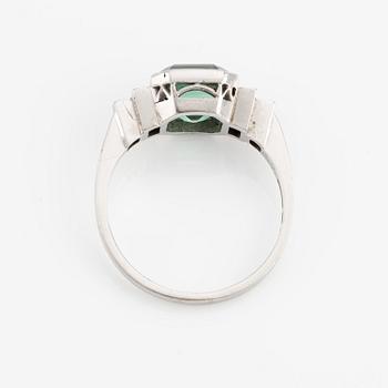 Ring, white gold with green tourmaline and octagon-cut diamonds.