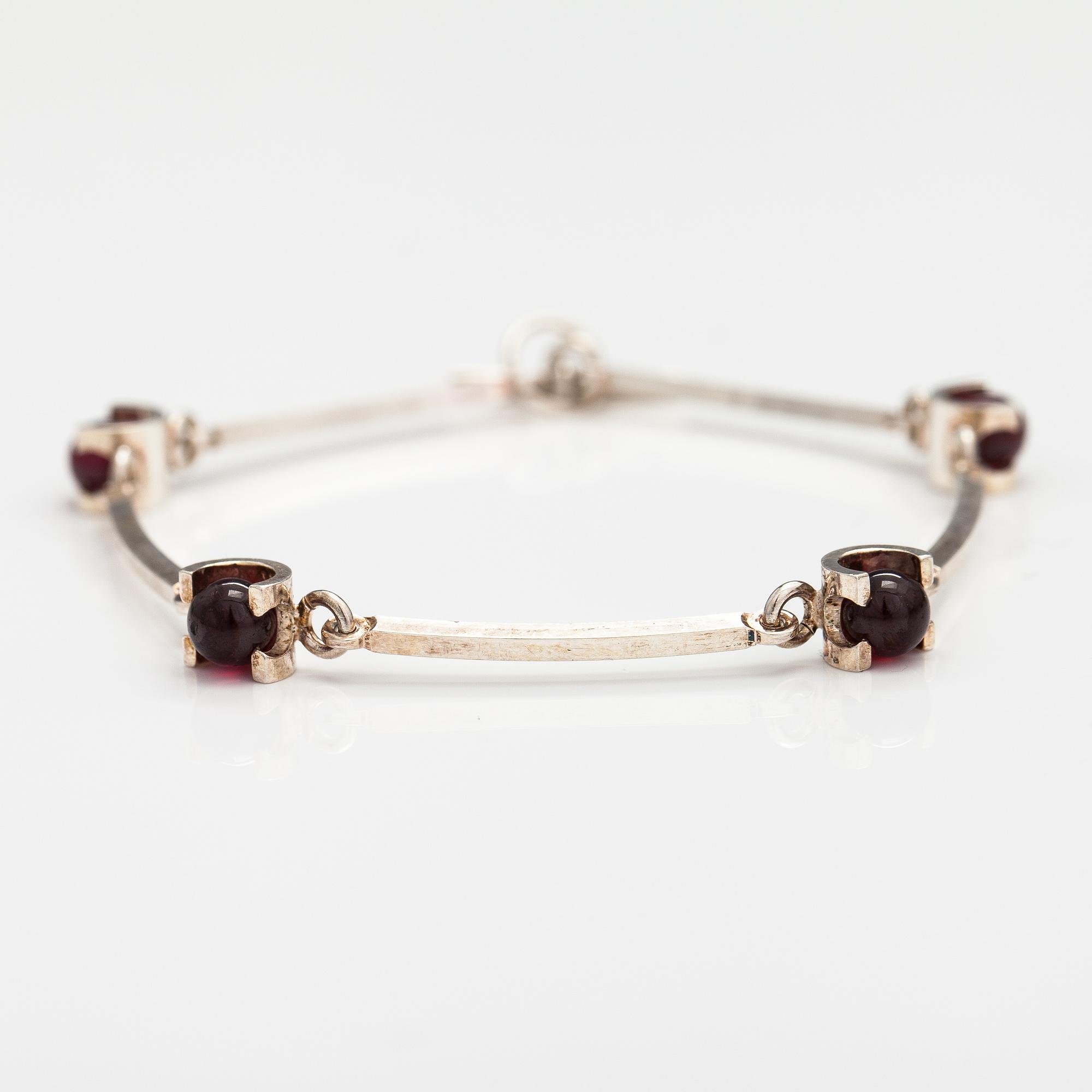 Elis Kauppi, Armband, sterlingsilver, granater. Kupittaan kulta, Åbo.