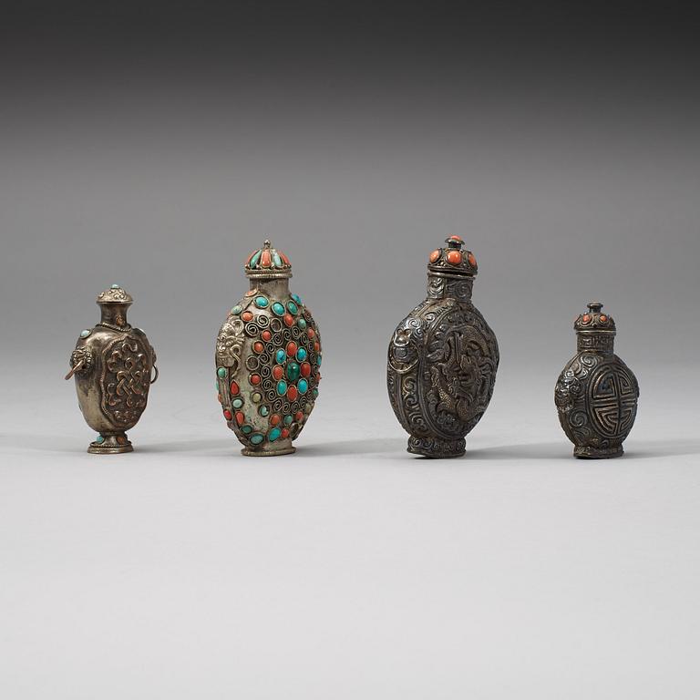 SNUSFLASKOR, fyra stycken, vitmetall samt låghaltigt silver. Tibet, 1800-tal.