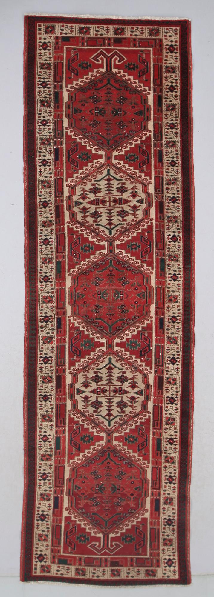 MATTA, orient, ca 345 x 102 cm.