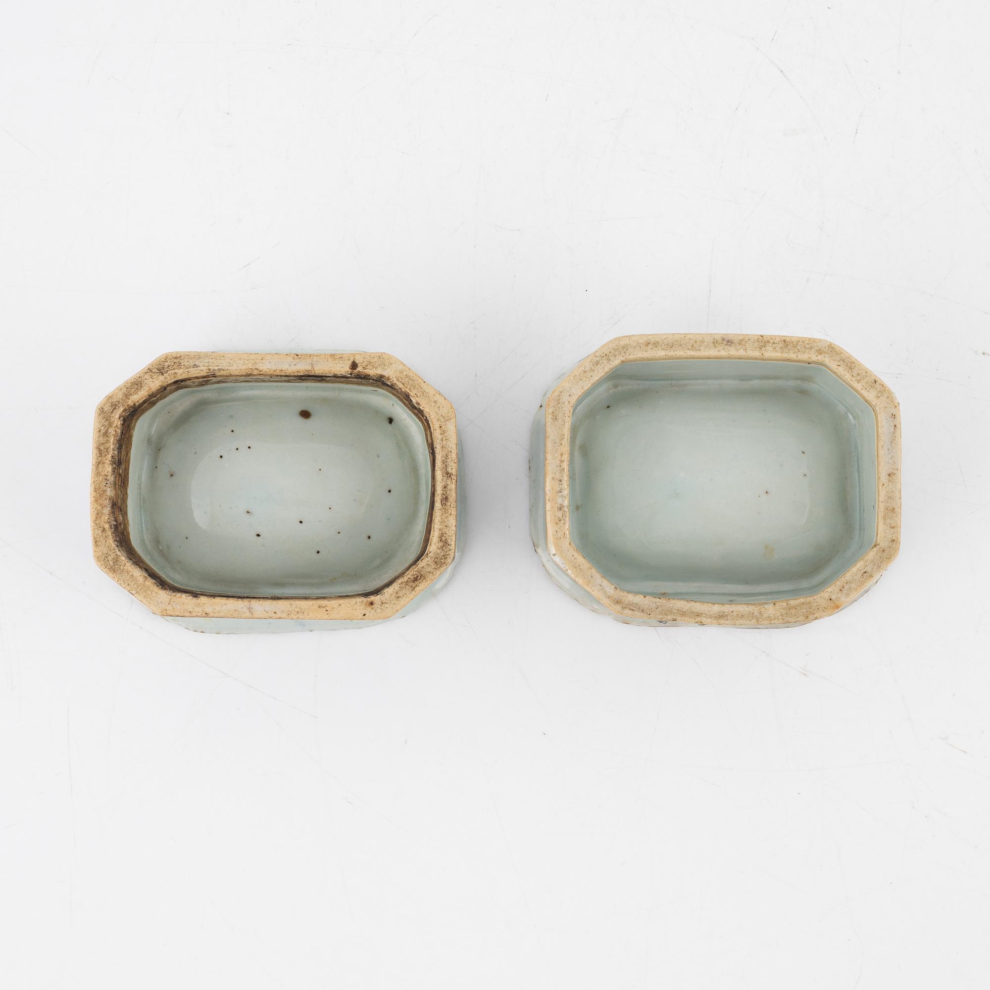 A pair of Chinese blue and white exportporcelain salt cellars, Qing dynasty, 19th century.