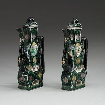 KANNOR med LOCK, ett par, porslin. Qing dynastin, 1700-tal.