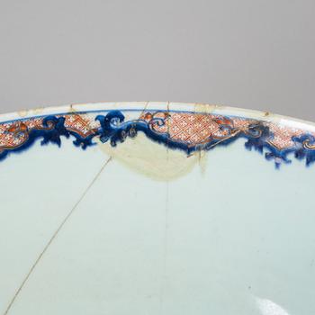 A large imari punch bowl, Qing dynasty, 18th Century.