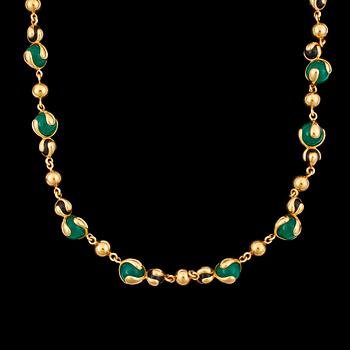 1053. A Marina B green calcedony and onyx necklace.
