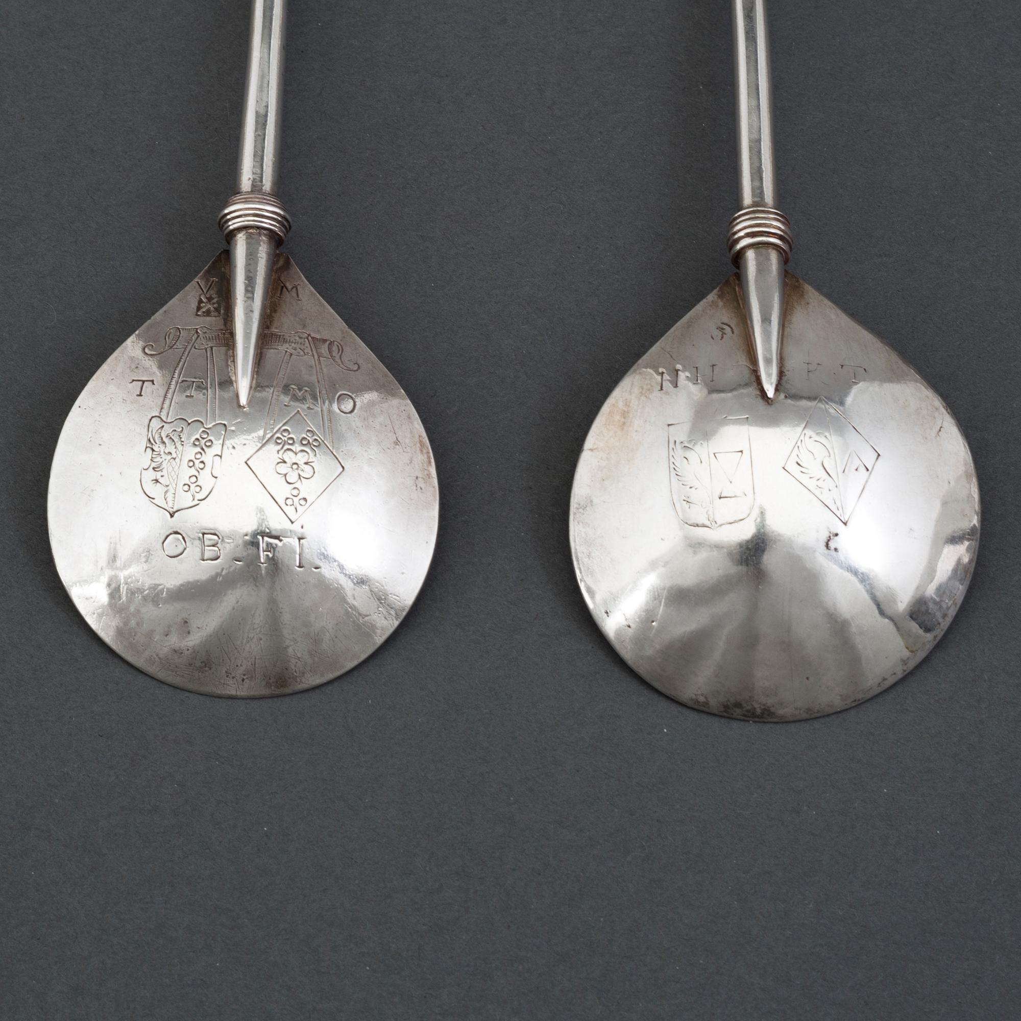 Skedar med druvknopp, 3 st, silver, icke identifierade stämplar, Holland 1600-tal och 1700-tal.