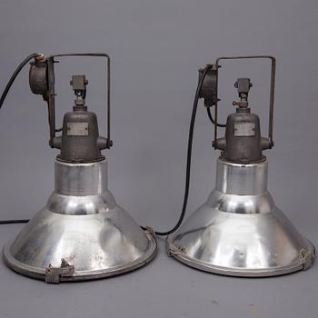 INDUSTRILAMPOR, ett par, märkta Idman P3-29. 1900-tal. Höjd 59 cm.