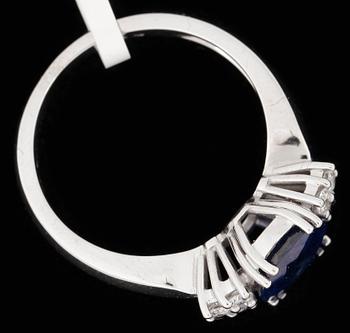 RING, 18k vitguld med safir 2,26ct och diamanter tot 0,20ct. Vikt ca 4,8 gram.