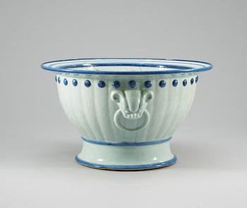 30. A blue and white flower pot, Qing dynasty, 19th Century.