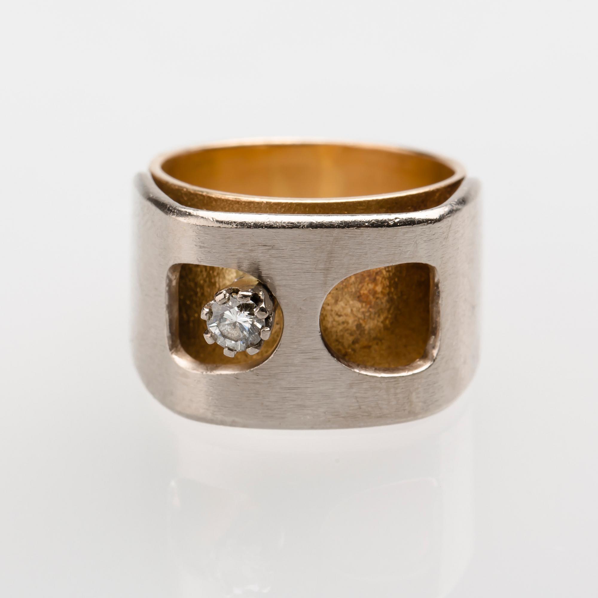 RING, 18 K guld samt vitguld med briljantslipad diamant, ca 0.10 ct. Elon Arenhill, Malmö, 1976. Vikt ca 11 g.
