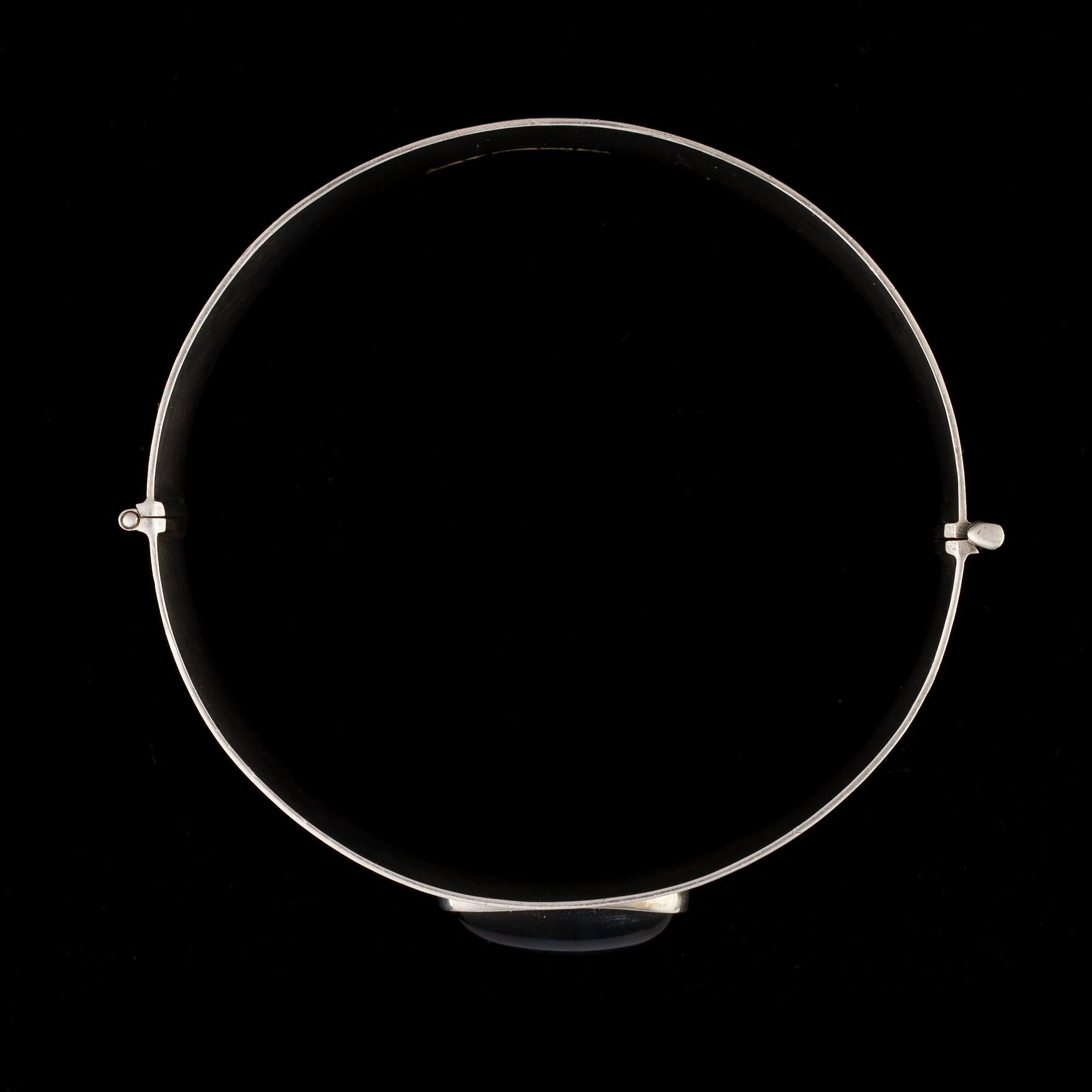 ARMRING, silver, cabochonslipat falköga. Finska Guldsmeder Åbo 1963.