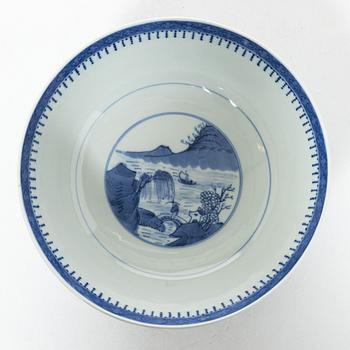 A blue and white export porcelain bowl, China, Qing dynasty early 19th century.