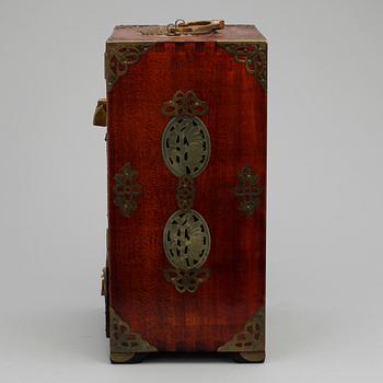 SMYCKESKRIN/MINIATYRSKÅP, trä, Kina, 1900-talets mitt/andra hälft.
