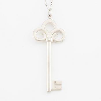 Tiffany & Co,  "Fleur de lis key"  hänge nyckel med kedja, sterlingsilver.