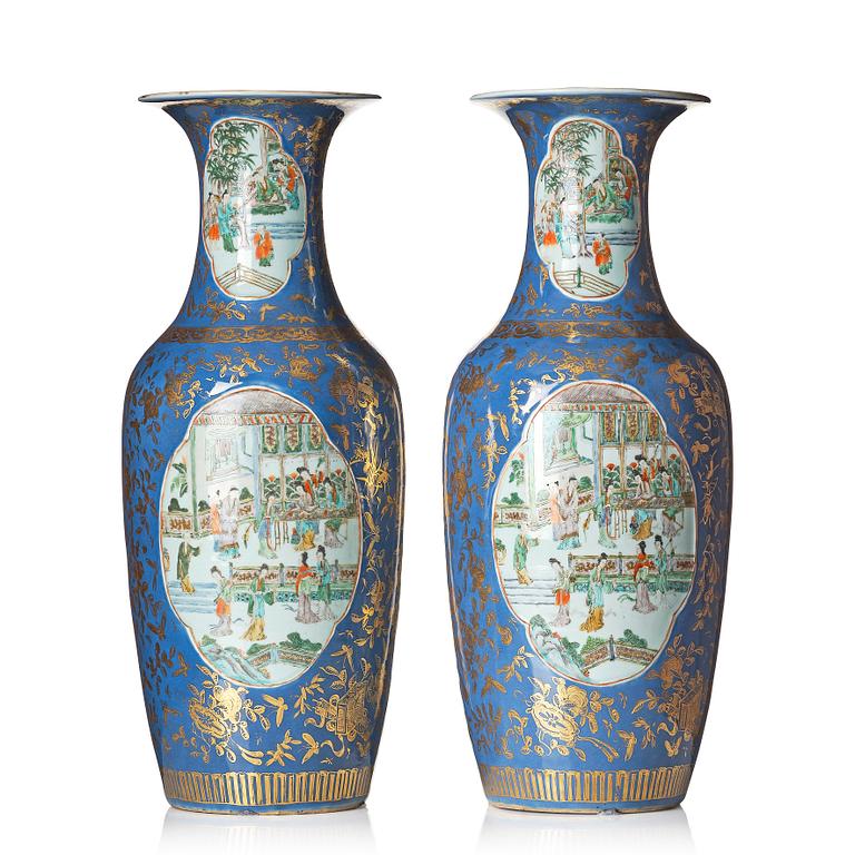 Praktvaser, ett par, porslin. Sen Qing dynasti, 1800-tal.