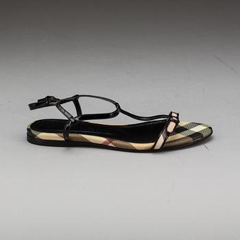 SANDALER, Burberry.