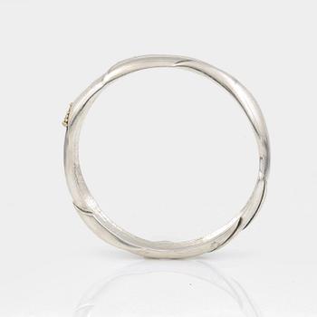 ARMRING samt RING, sterlingsilver, design Ole Kortzau för Georg Jensen, Danmark, efter 1945. Vikt 52 g + 6 g.