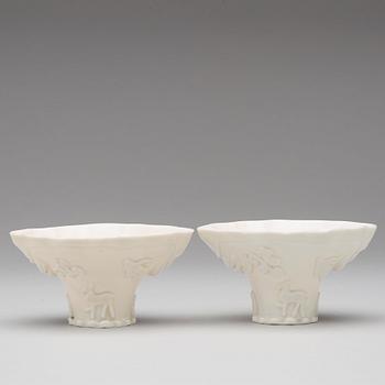 VINOFFERBÄGARE, två stycken, blanc de chine. Qing dynastin, Kangxi (1662-1722).