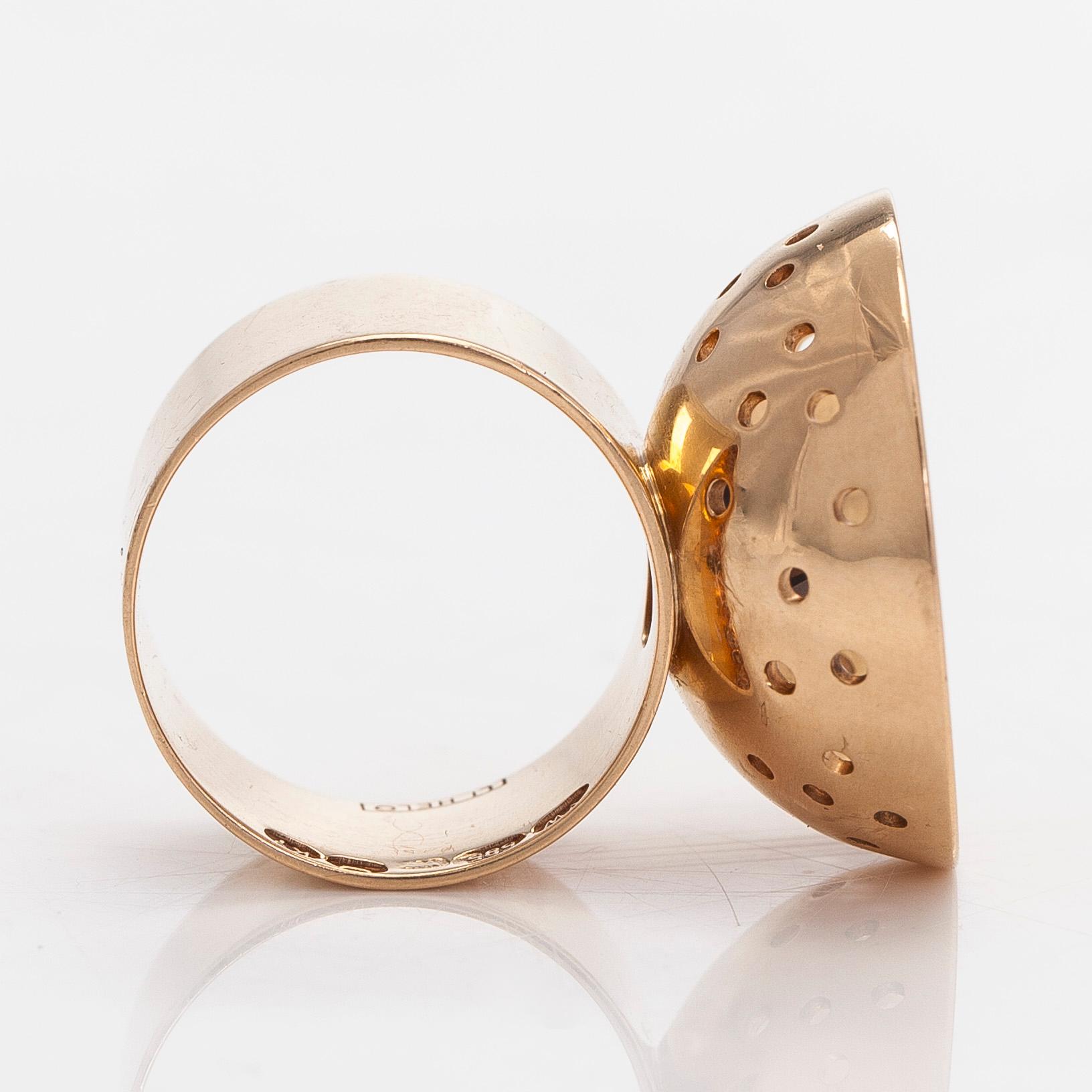 Sormus, savukvartsi, 14K kultaa, suunnittelu Li Helo, Westerback, Helsinki 1963.