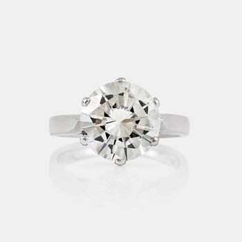 1280. RING med briljantslipad diamant 4.52 ct. Kvalitet I/VVS2 enligt certifikat från AGI (Antwerpse Gemologische Instelling).