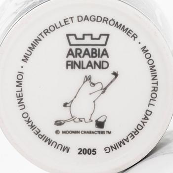 Muminmugg, "Mumintrollet dagdrömmer", porslin, Moomin Characters, Arabia 2005.