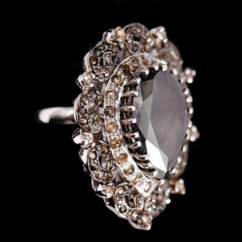 COCKTAILRING, silver, svart diamant 13.11 ct, samt svarta och gula diamanter tot ca 2.0 ct.