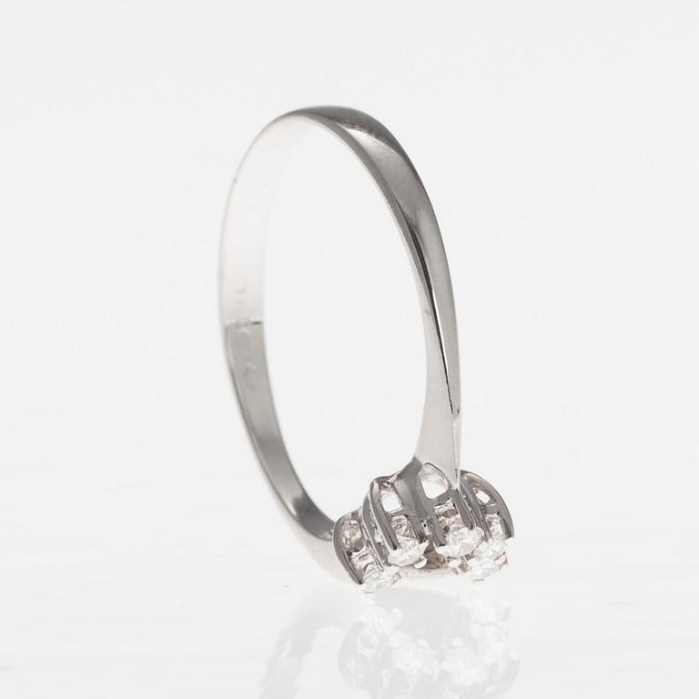 RING, 18K vitguld, fem diamanter, otydliga finska stämplar. Vikt 1,9 g.