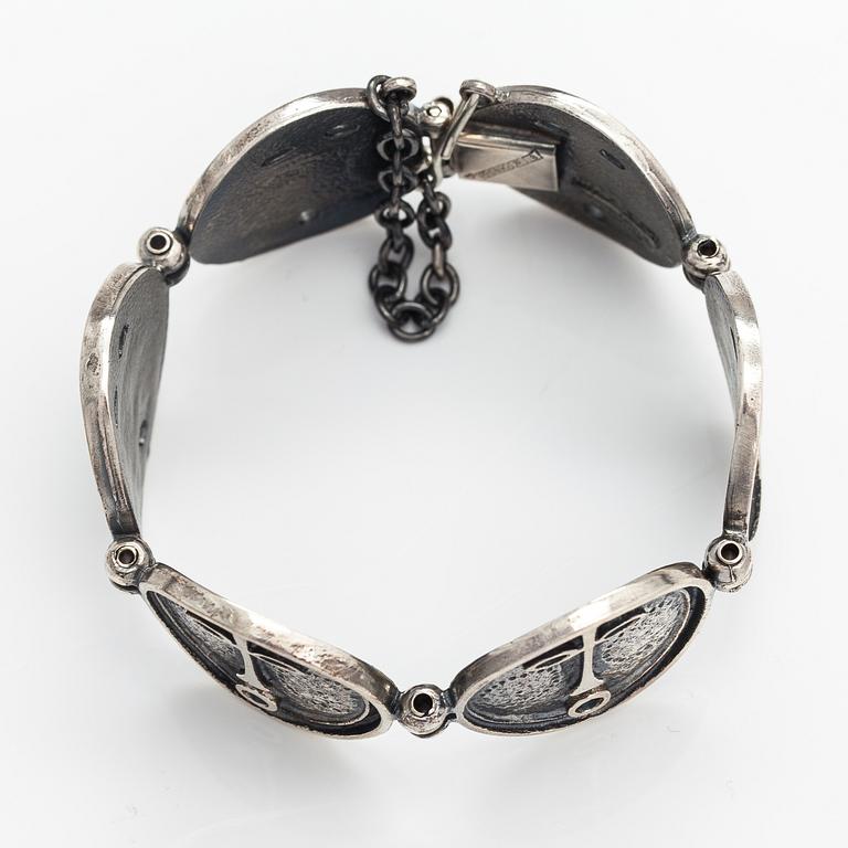 Jorma Laine, Armband "Ansiktsmask", silver. Turun Hopea, Åbo 1986.