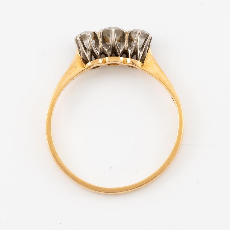 Ring, 18K gold with three brilliant-cut diamonds.