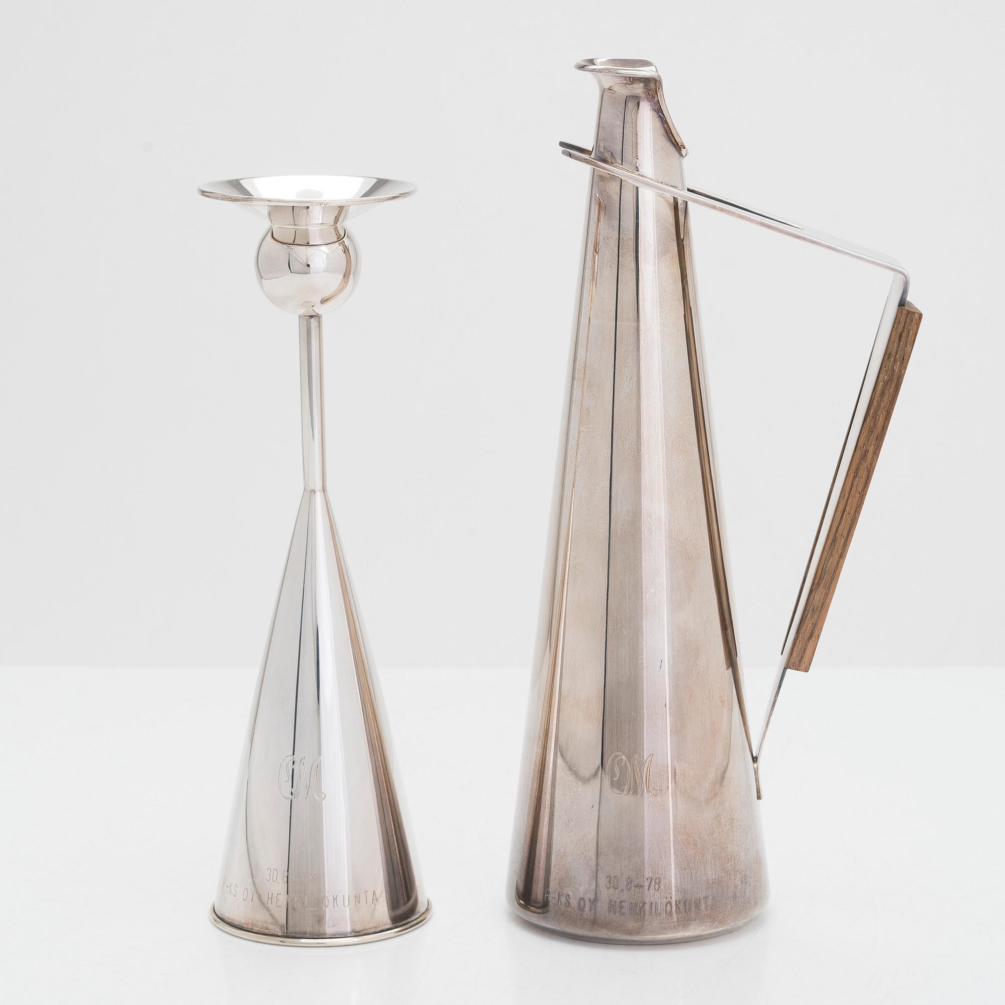 Ljusstake, silver, Kaj Blomqvist, Kultakeskus Tavastehus 1967 och kanna, silver, teak, Hopeatehdas Oy, Helsingfors 1962.
