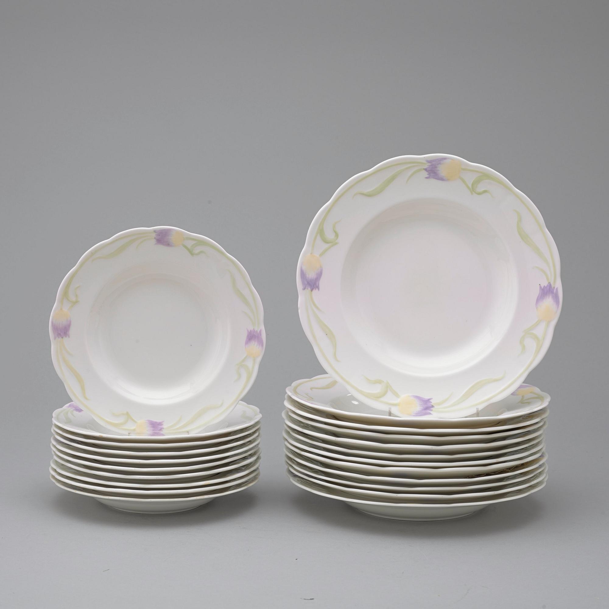 An Alf Wallander Art Nouveau 64 pcs porcelain service, Rörstrand ca 1899-1910.
