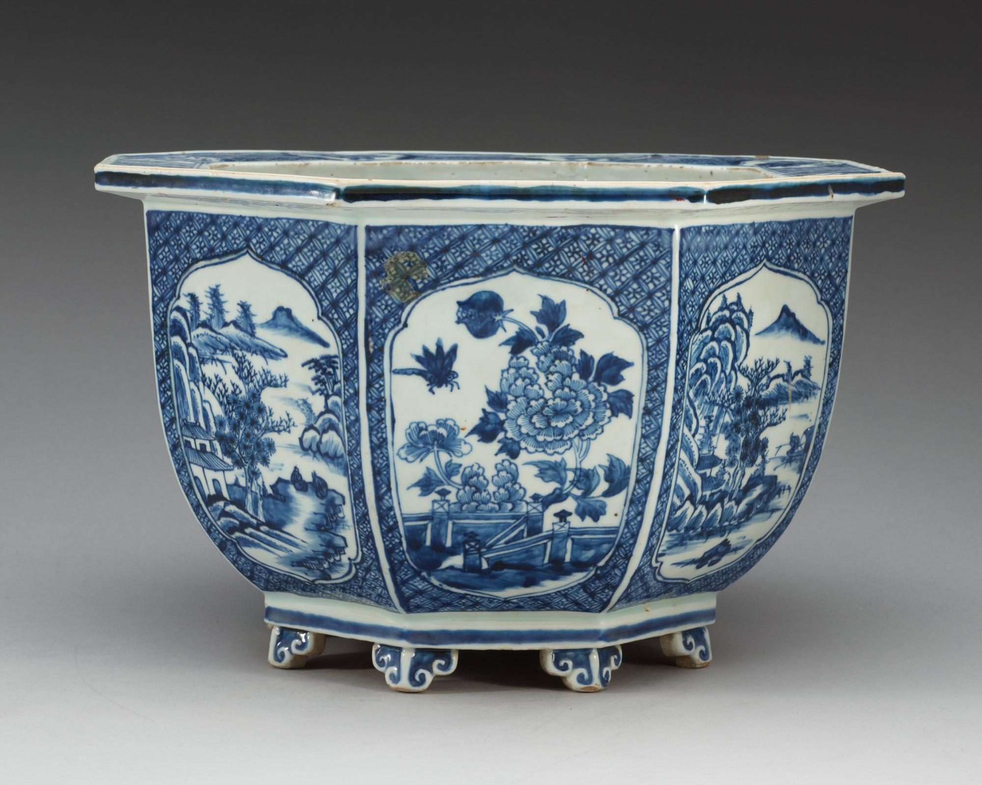 Ytterfoder, porslin. Qing dynastin, Qianlong (1736-95).