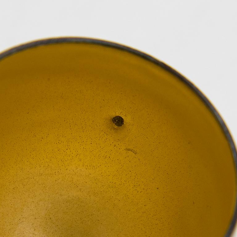 Suolakkoja pienillä lusikoilla 6 kpl ja sirottimia 6 kpl, lasia, hopeaa ja emalia. Tanska.