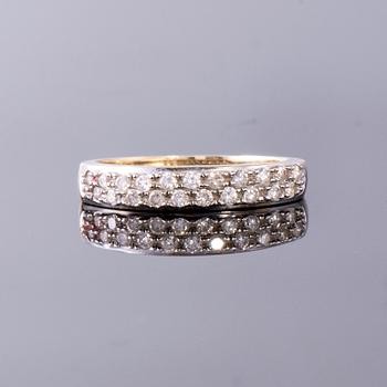 RING, 14K guld, 21 st små briljantslipade diamanter. Vikt 2,3 g.