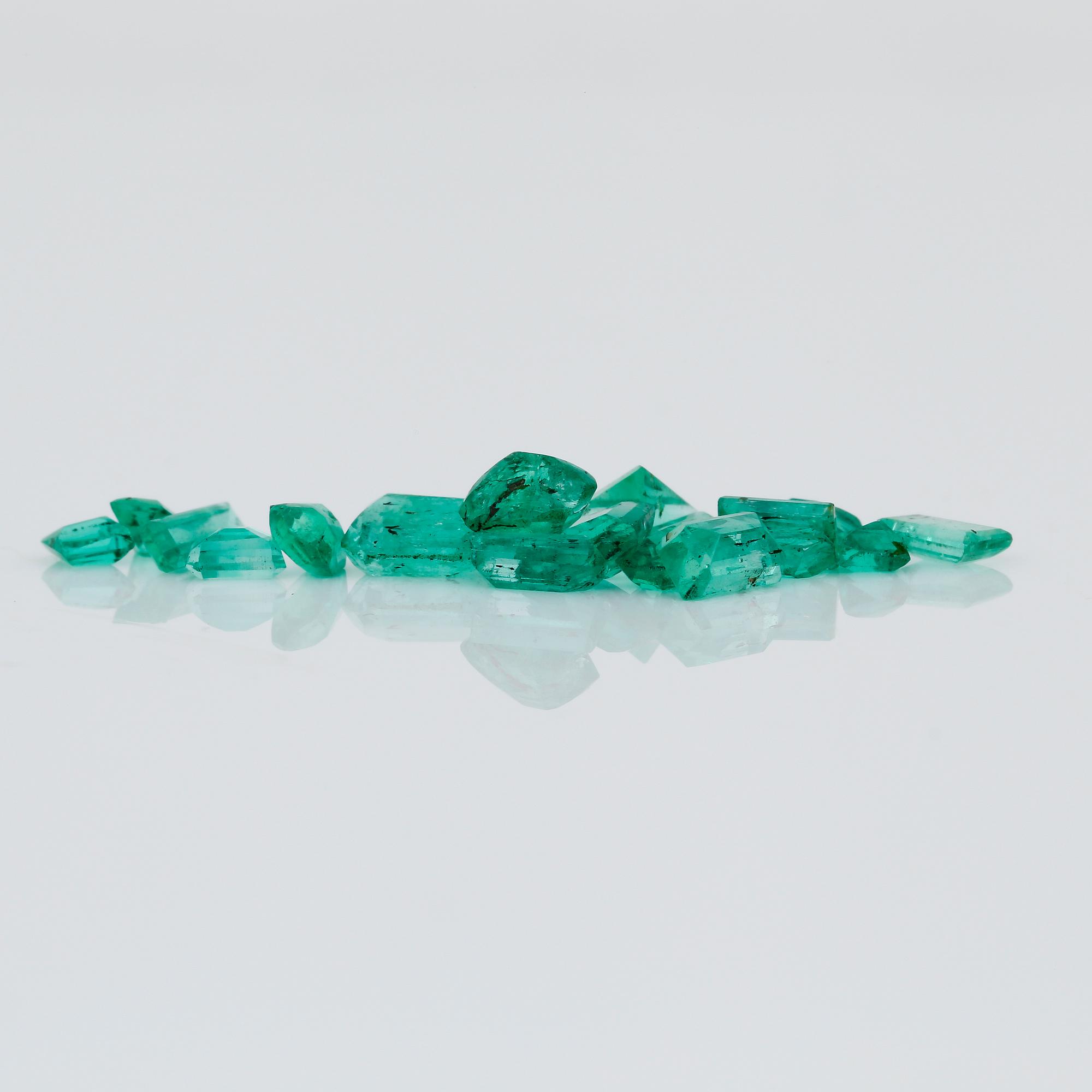 PARTI SMARAGDER, 18 st, olika slipningar. Vikt ca 3,75 ct.