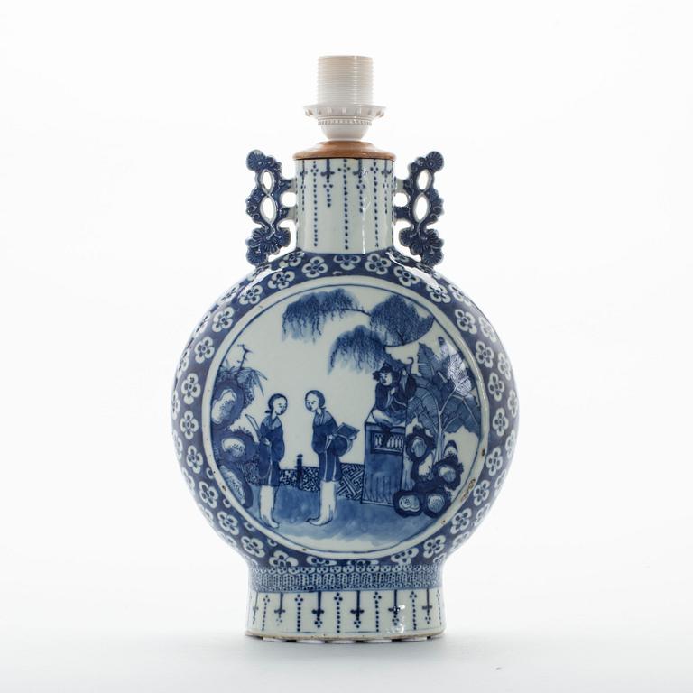 BORDSLAMPA/PILGRIMSFLASKA, porslin, Kina, 1800-tal.