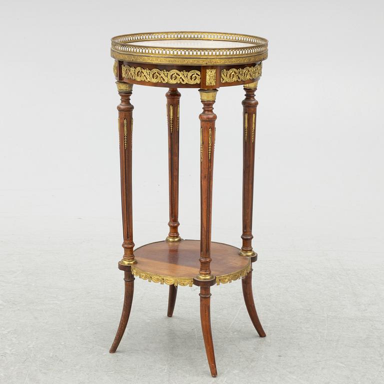 Sidobord, Louis XVI-stil, omkring år 1900, saluförd av Myrstedt & Stern i Stockholm.