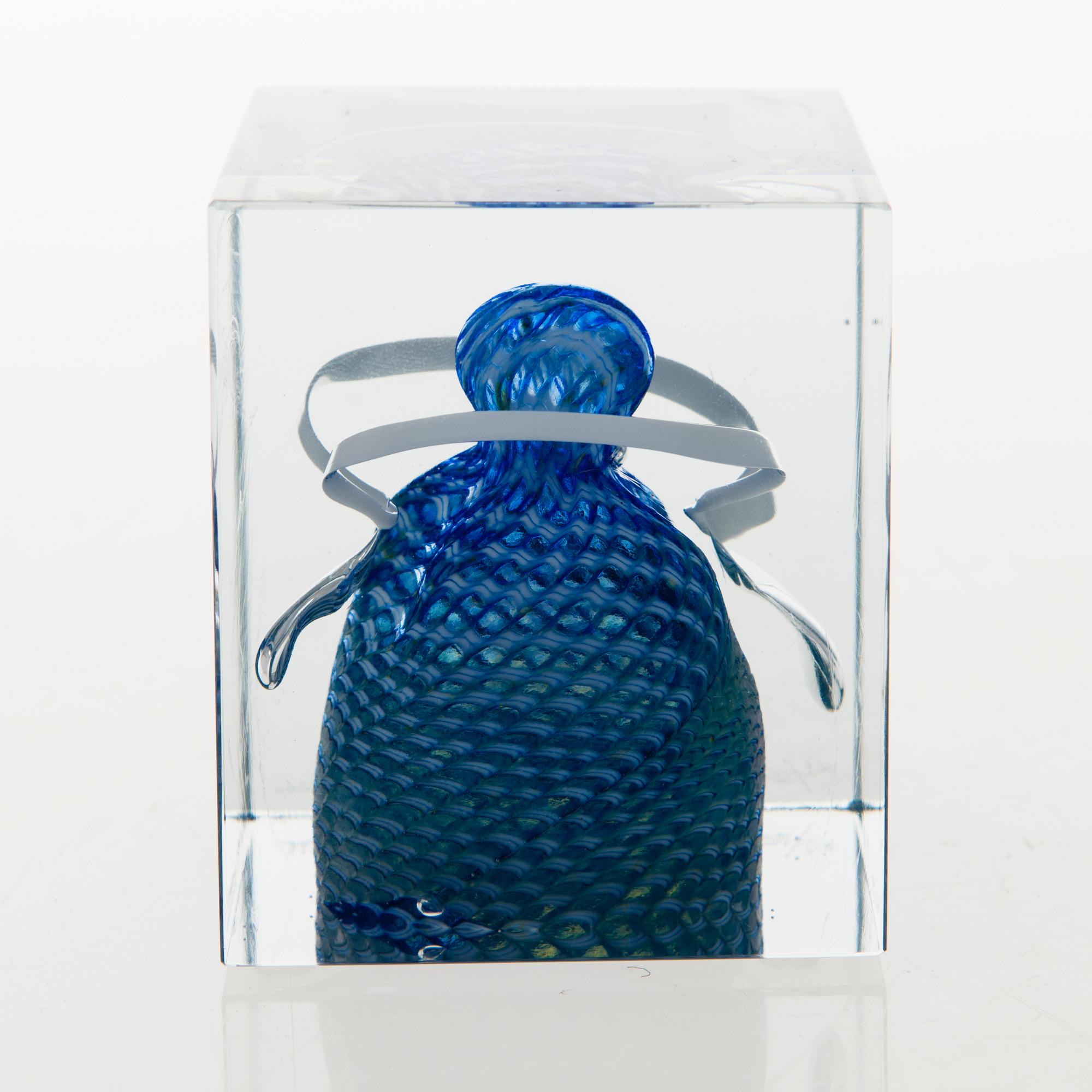 OIVA TOIKKA, an annual glass cube signed Oiva Toikka, Nuutajärvi 1988, numbered 142/2000.