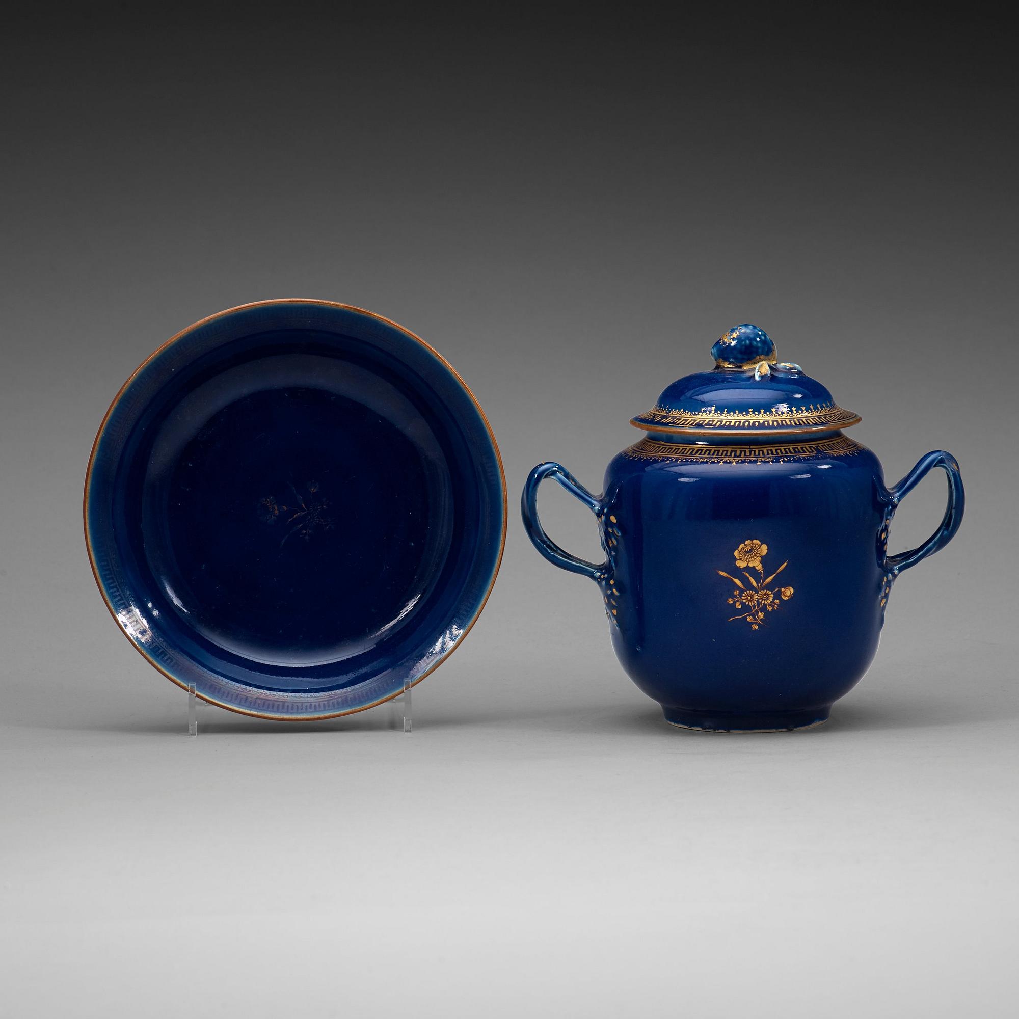SKÅL med LOCK samt FAT, kompaniporslin. Qingdynastin Qianlong (1736-95).