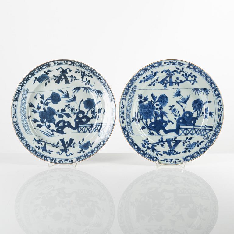 A pair of Chinese blue and white dishes, Qing dynasty, Kangxi (1662-1722).