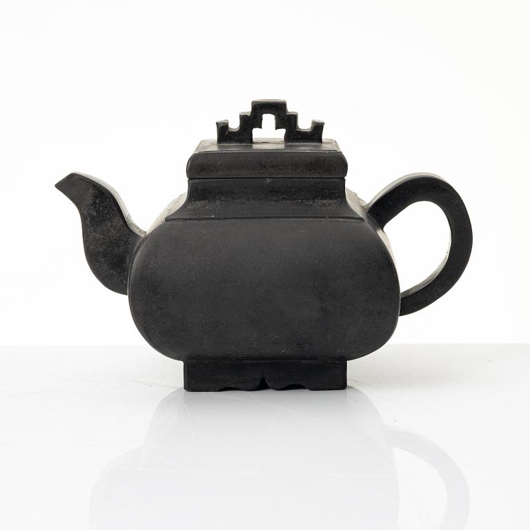 A Chinese brown yixing teapot, late Qing dynsaty / early 1900s.