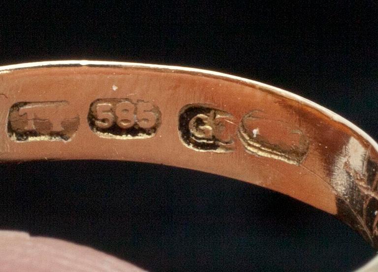 RING SAMT ÖRHÄNGEN MED KAMÉER, guld 14K, 1900-talets senare hälft. Vikt 4,8 g.