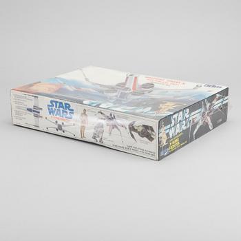 STAR WARS,two  authentic scale model kit, Darth Vader Tie Fighter och Luke Skywalker X-ving Fighther, 1977.