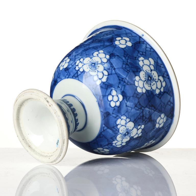 Stemcup, porslin. Qingdynastin, Kangxi (1662-1722).