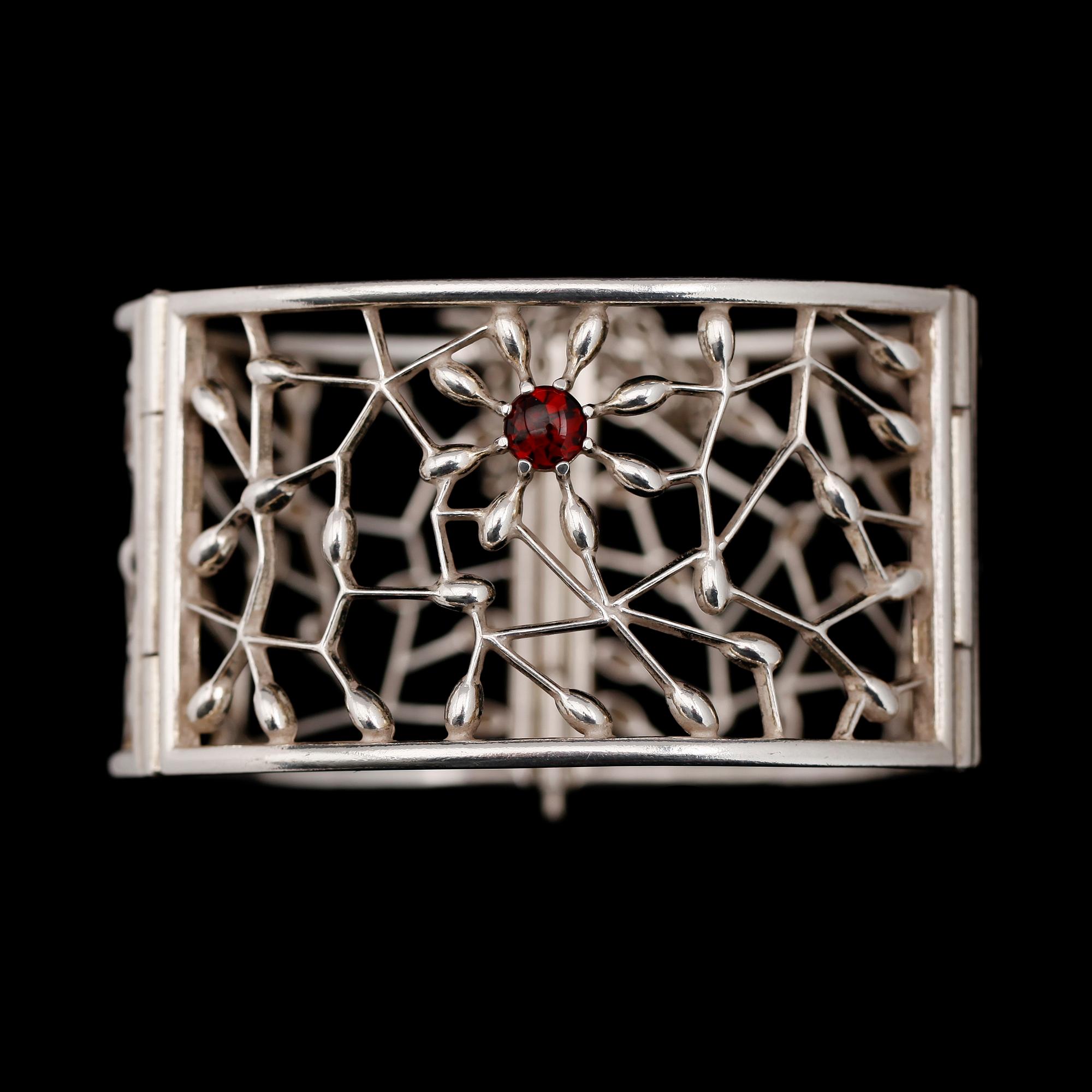 ARMBAND, sterlingsilver, granat, Kalevala Kuru, Finland.