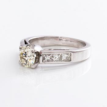 An 18K gold ring with a brilliant-cut diamond ca. 1 ct and princess-cut diamonds ca. 0.7 ct in total.