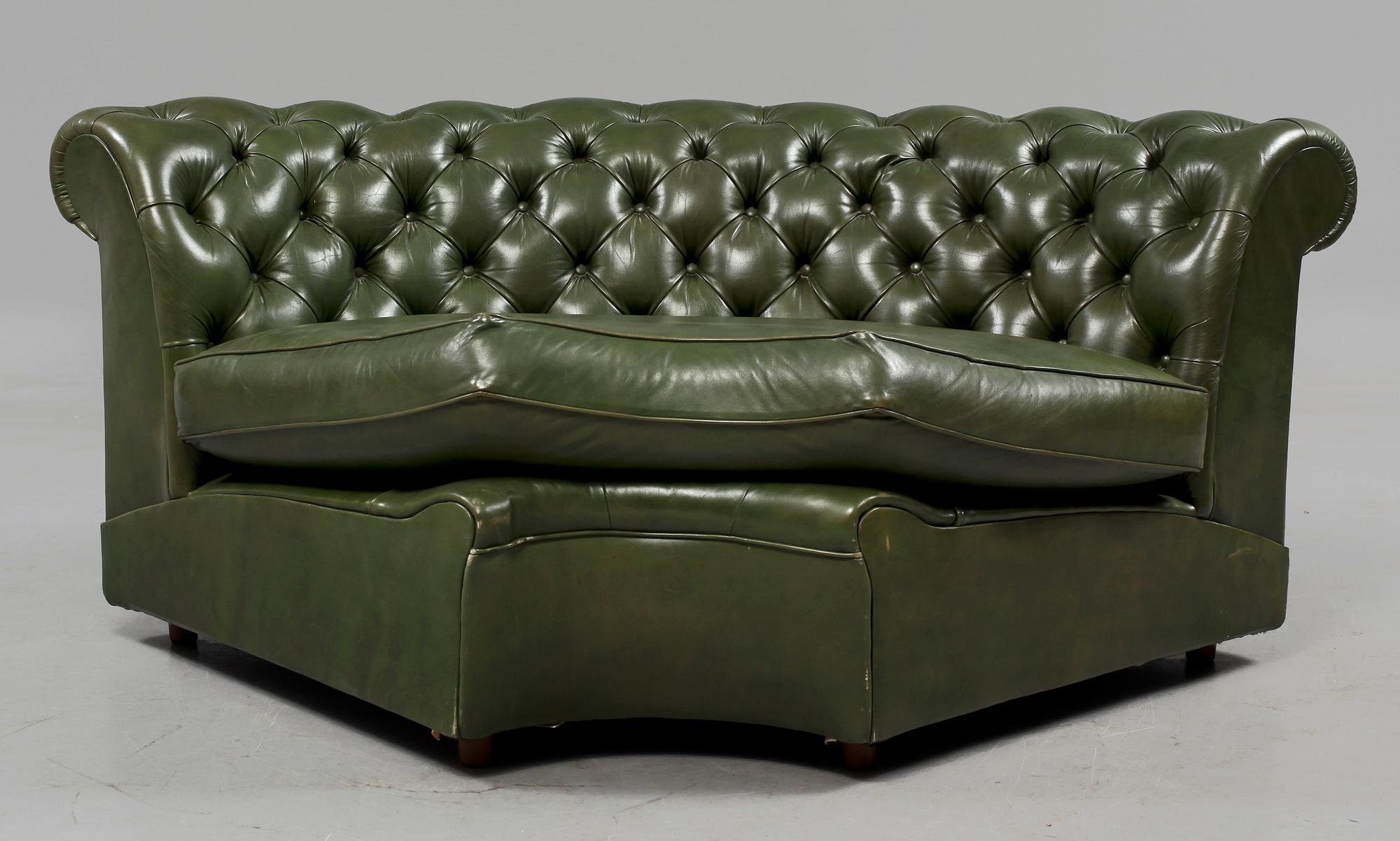 HÖRNSOFFA, tre delar, s k Chesterfield-modell, 1900-tal.